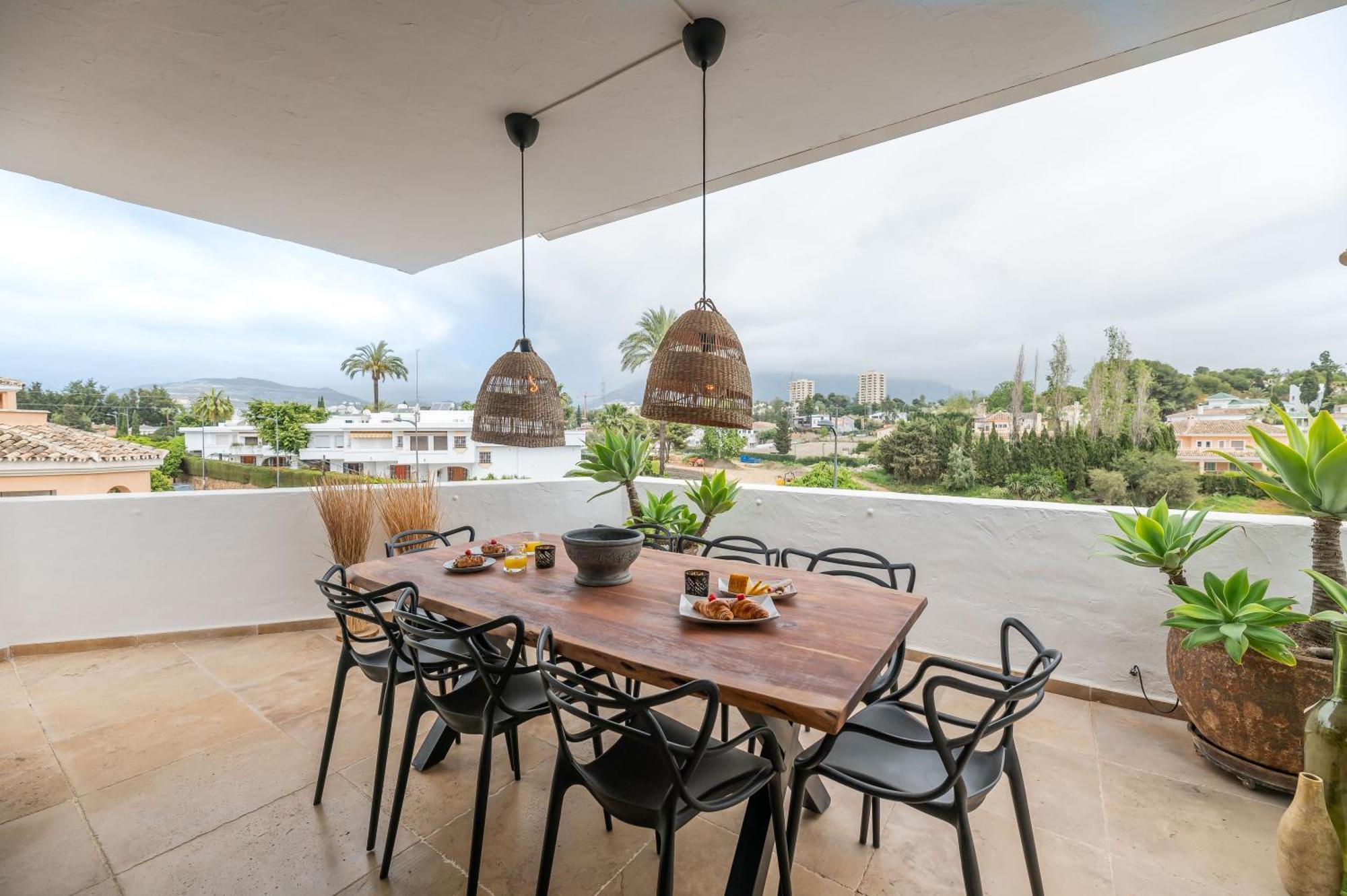 3 Bdrm Spacious Penthouse W/ 2 Pools & Bbq