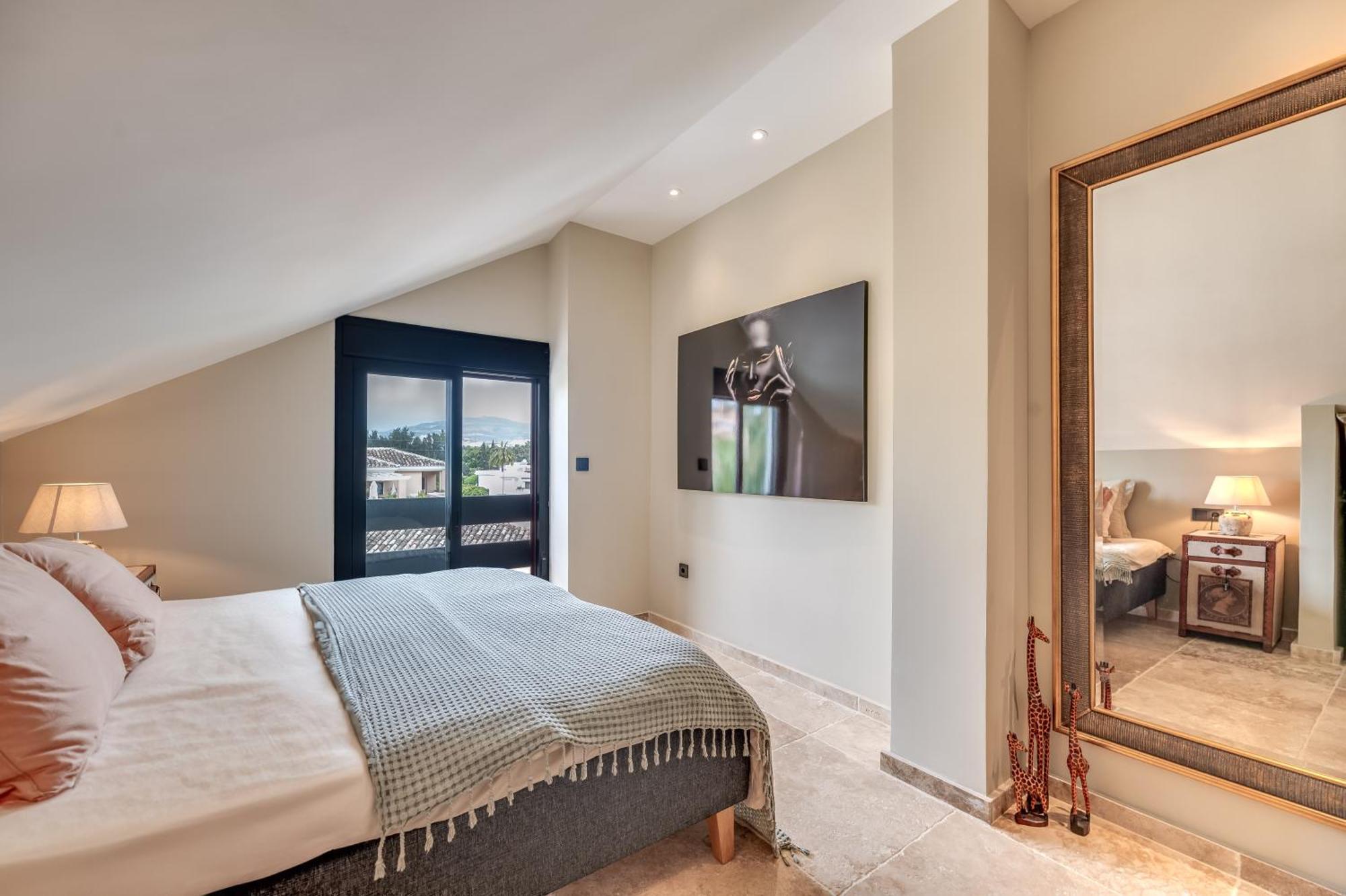 Apartment 3 Bdrm Spacious Penthouse W/ 2 Pools & Bbq *