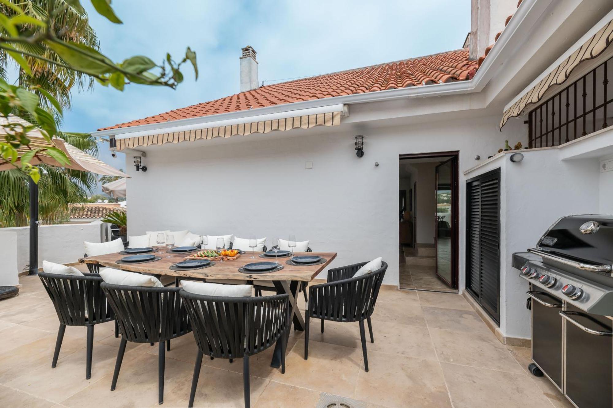 Apartment 3 Bdrm Spacious Penthouse W/ 2 Pools & Bbq